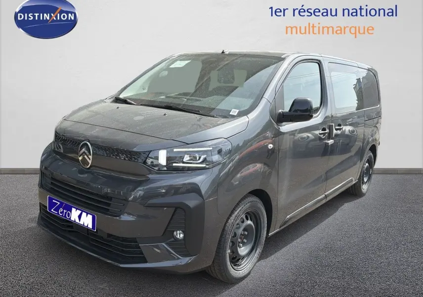 Vue 3/4 avant droite d’un Citroën Jumpy cabine approfondie gris titane métal avec calandre noire et jantes acier.