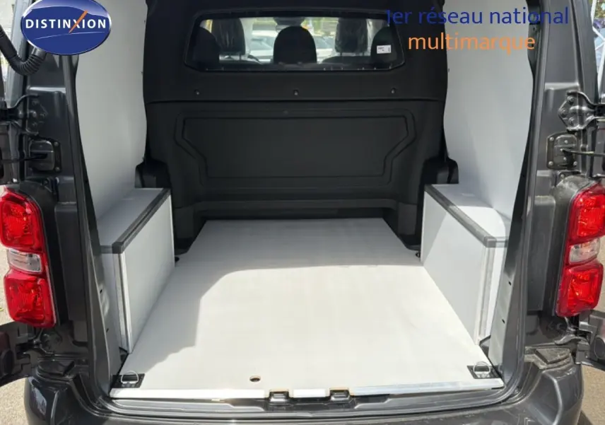 Vue arrière du Citroën Jumpy Cabine Approfondie gris titane métal, montrant l’espace de chargement aménagé et les portes ouvertes.
