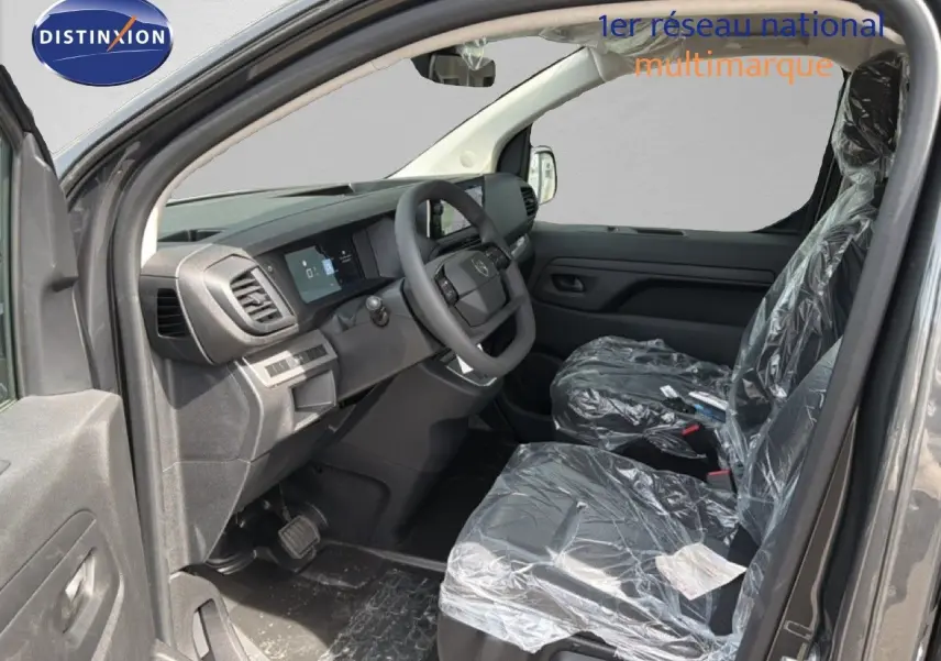 Vue intérieure côté conducteur du Citroën Jumpy Cabine Approfondie gris titane, sièges protégés par film plastique.