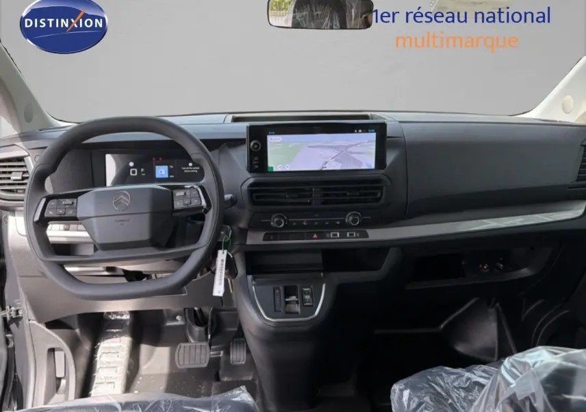 Vue intérieure avant du Citroën Jumpy cabine approfondie 2026, tableau de bord noir avec écran tactile et volant multifonction.