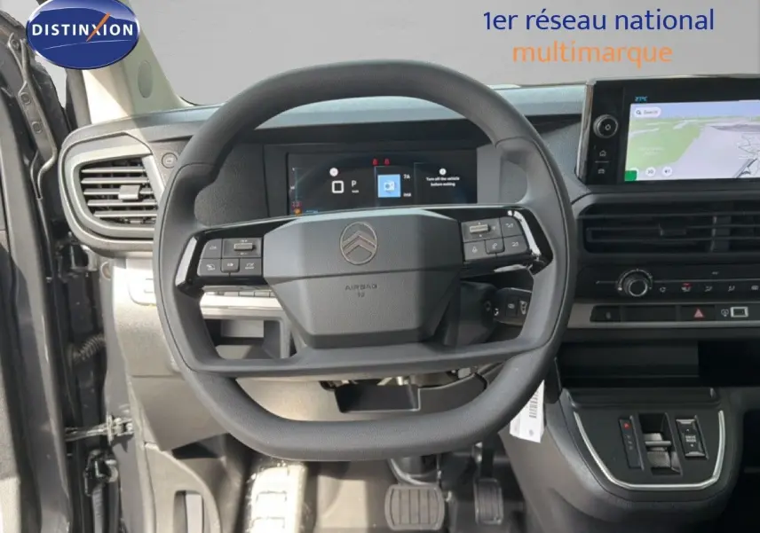 Vue intérieure centrée sur le volant multifonction du Citroën Jumpy Cabine Approfondie gris titane avec tableau de bord digital.