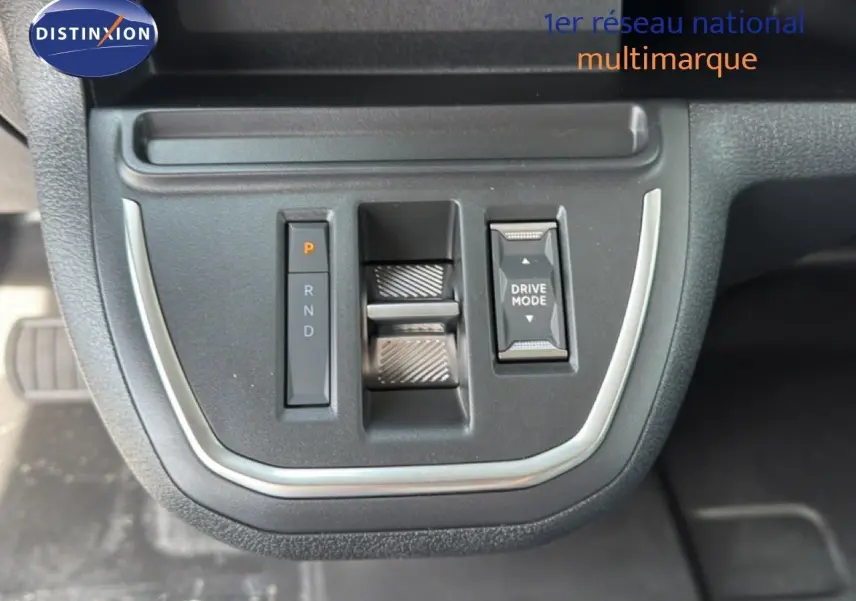 Gros plan sur la console centrale du Citroën Jumpy cabine approfondie gris titane, avec commandes boîte auto et mode de conduite.