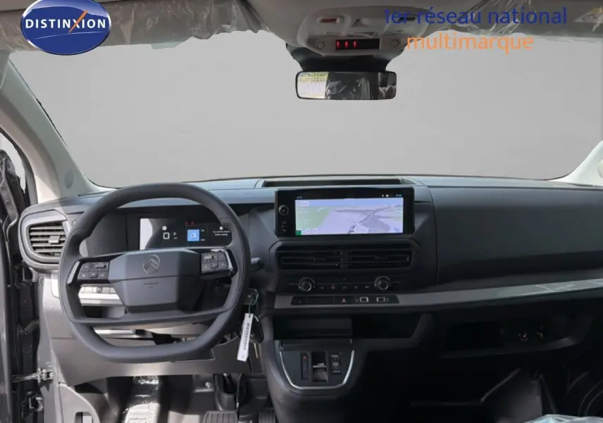 Vue intérieure frontale du tableau de bord et volant du Citroën Jumpy Cabine Approfondie gris titane, avec écran tactile GPS intégré.