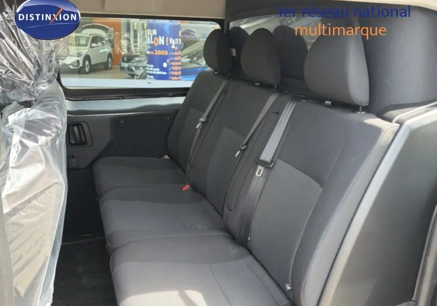 Vue intérieure côté droit des sièges arrière noirs en tissu du Citroën Jumpy Cabine Approfondie gris titane.