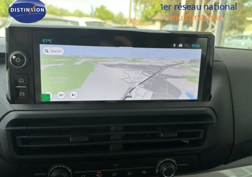 Écran tactile central avec navigation GPS dans l'habitacle du Citroën Jumpy Cabine Approfondie gris titane.