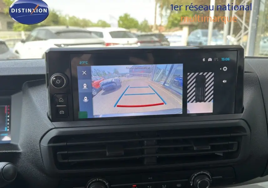 Écran tactile intérieur montrant la caméra de recul du Citroën Jumpy Cabine Approfondie gris titane, vue de face.