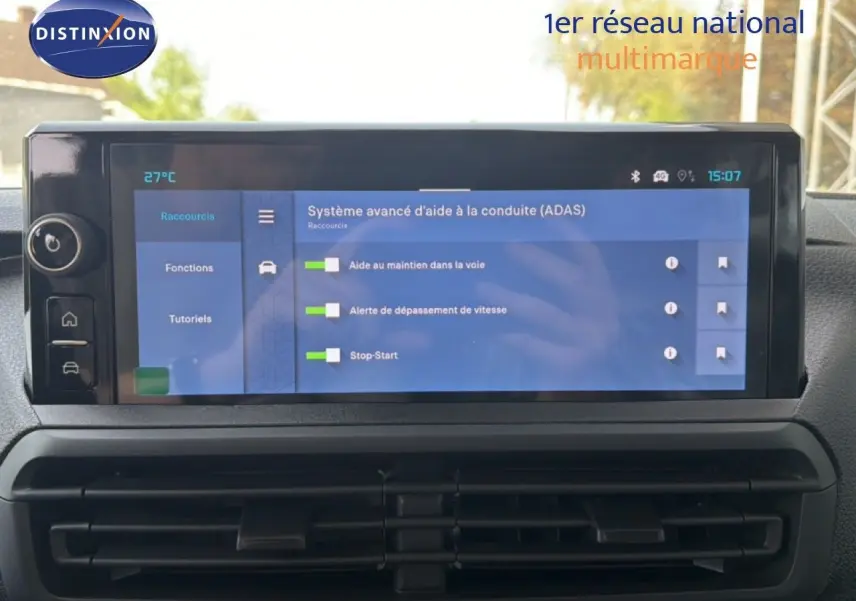 Écran tactile du système d'aide à la conduite dans l'habitacle du Citroën Jumpy cabine approfondie gris titane, vue frontale.