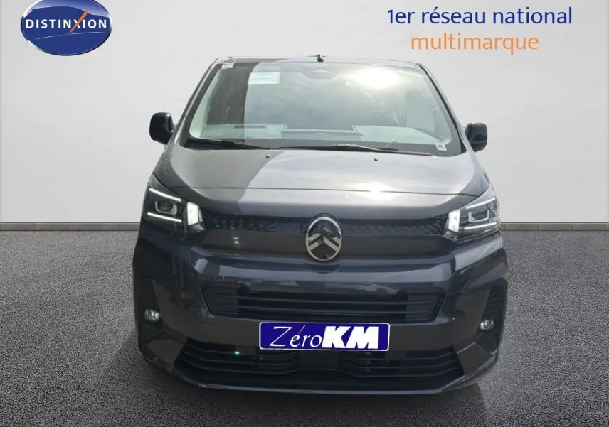 Vue avant d'un Citroën Jumpy Cabine Approfondie gris titane métallisé avec calandre noire et phares LED.