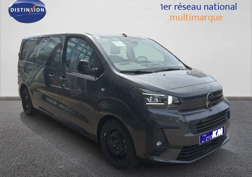 Vue 3/4 avant droit d'un Citroën Jumpy Cabine Approfondie gris titane métal avec calandre noire et jantes tôles.