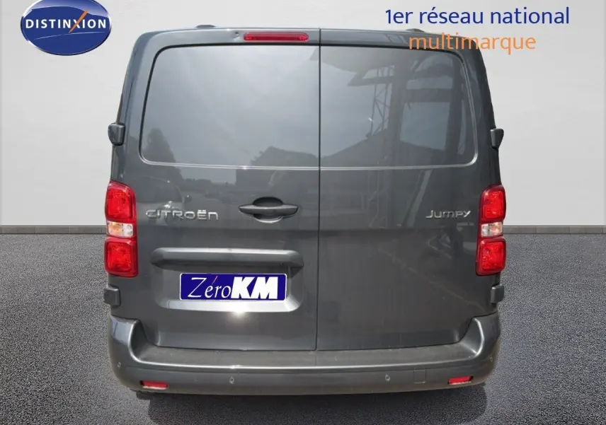 Vue arrière d'un Citroën Jumpy Cabine Approfondie gris titane métallisé avec feux rouges et porte double.