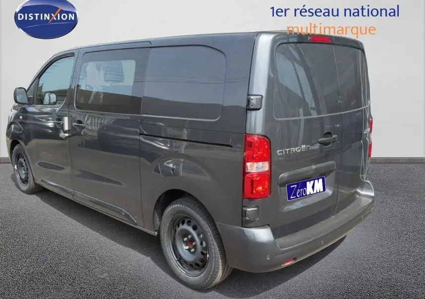 Vue 3/4 arrière droit d’un Citroën Jumpy cabine approfondie gris titane métallisé avec porte latérale coulissante.