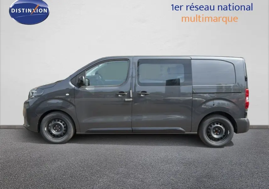 Vue de profil côté gauche d'un Citroën Jumpy Cabine Approfondie gris titane métal avec portes coulissantes et jantes acier.