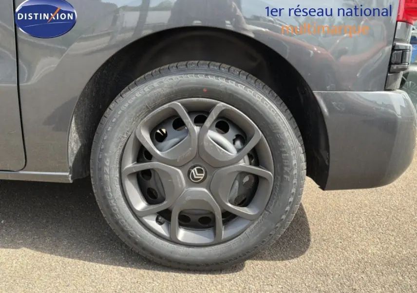 Gros plan sur la roue arrière droite gris titane métal du Citroën Jumpy Cabine Approfondie 2026, jante au design moderne.