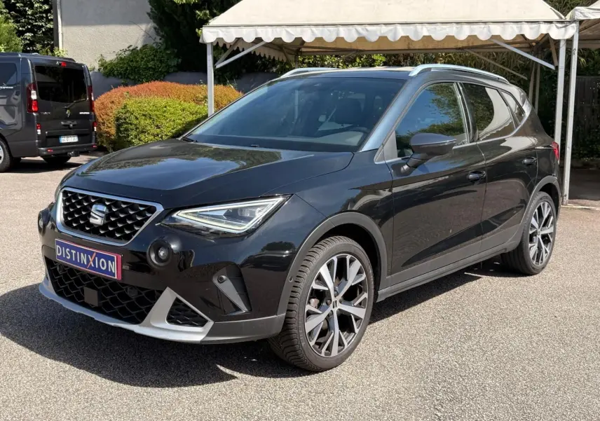 SEAT Arona noir vue 3/4 avant droit, roues alliage distinctives, calandre et phares LED marqués.