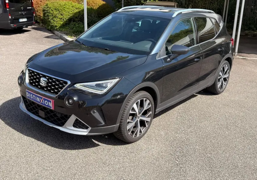SEAT Arona noir vue 3/4 avant droit, avec jantes alliage et toit argenté sous soleil.