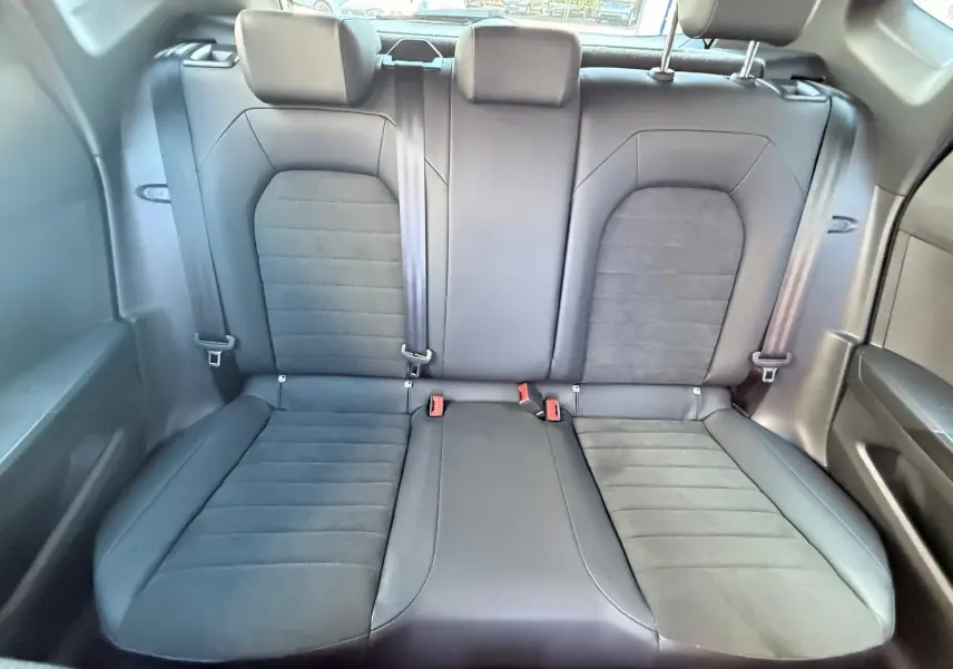 Banquette arrière noire vue de face dans une SEAT Arona 2022 avec ceintures et appuie-têtes intégrés.