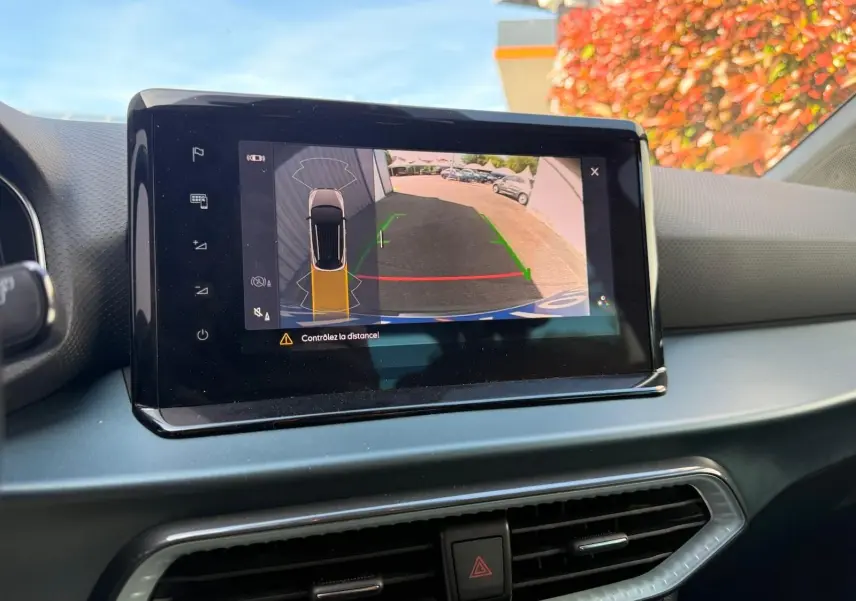 Écran tactile intérieur montrant la caméra de recul du SEAT Arona, vue arrière avec repères de stationnement colorés.