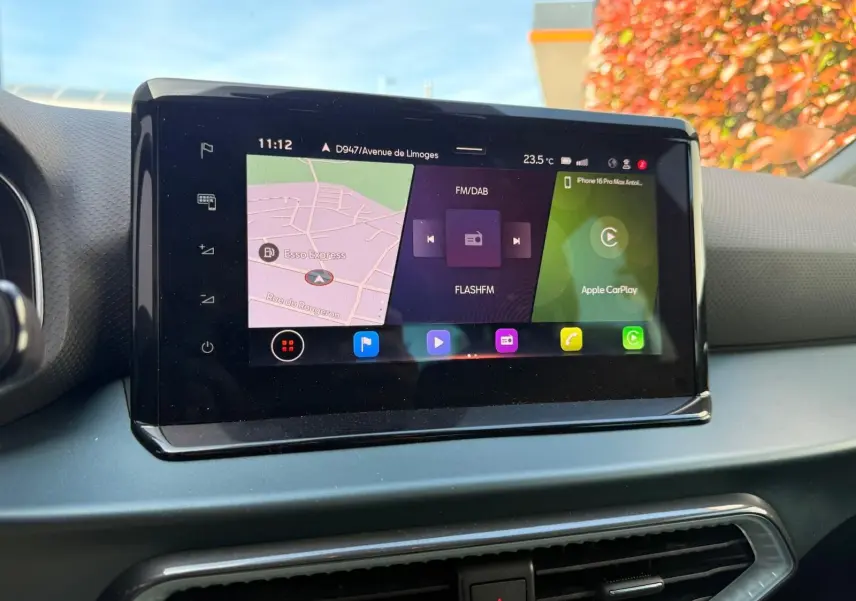 Écran tactile central du tableau de bord du SEAT Arona 2022 affichant navigation et Apple CarPlay.
