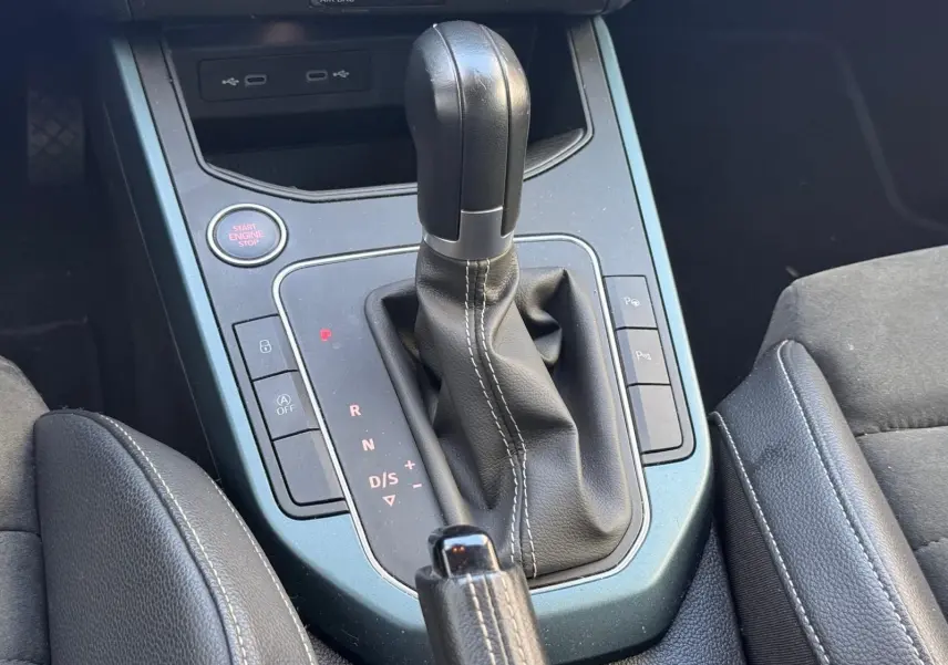 Gros plan sur la console centrale du SEAT Arona 2022, levier de vitesses automatique et bouton démarrage visibles.