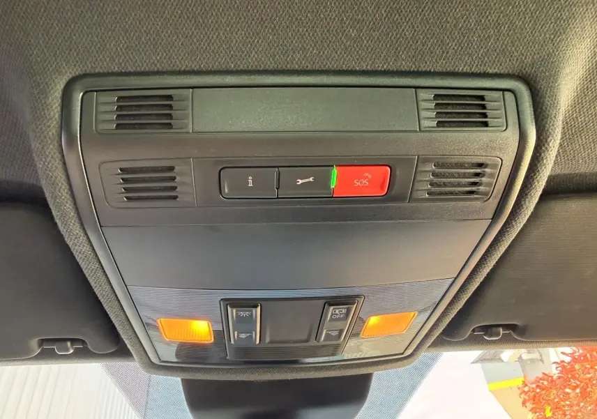 Plafonnier intérieur avec boutons SOS et éclairage orange dans un SEAT ARONA 2022, vue de dessous vers l'avant.