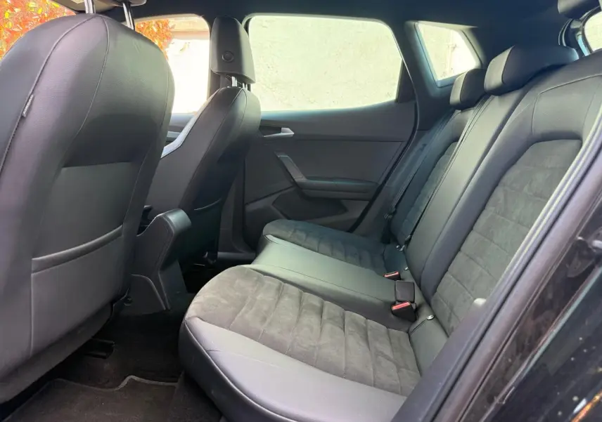 Vue intérieure côté droit sur la banquette arrière noire en tissu et cuir du SEAT Arona 2022, finition FR Xclusive.