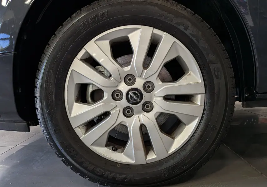 Gros plan sur la roue avant droite grise d’un Nissan Primastar Combi 2025 avec jante alliage et pneu Maxxis.