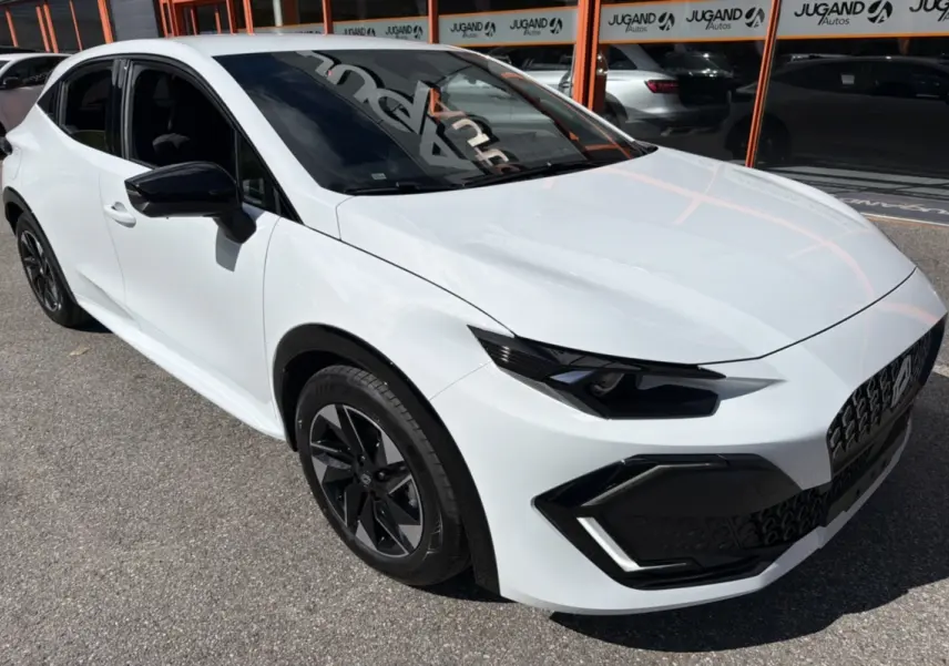 Renault Clio 6 TCE 115 EDC Techno blanc glacier vue 3/4 avant avec jantes noires et rétroviseurs noirs.