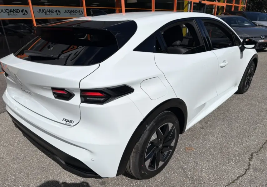 Vue 3/4 arrière droite d'une Renault Clio 6 TCE 115 EDC Techno blanc glacier avec jantes alu 16 pouces et vitres surteintées.