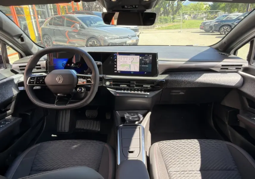 Intérieur Renault Clio 6 TCE 115 EDC Techno 2026, vue de face sur le tableau de bord et écran central tactile.