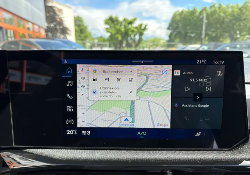 Vue rapprochée de l’écran tactile central du tableau de bord de la Renault Clio 6 TCE 115 EDC TECHNO avec navigation Google intégrée.
