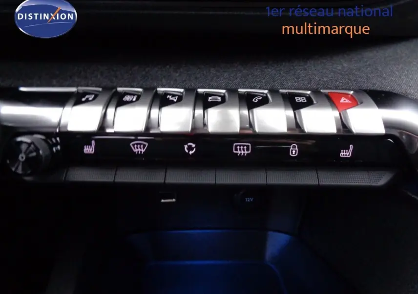 Gros plan sur la rangée de boutons argentés et noirs du tableau de bord du Peugeot 3008 noir métal, version 2023.