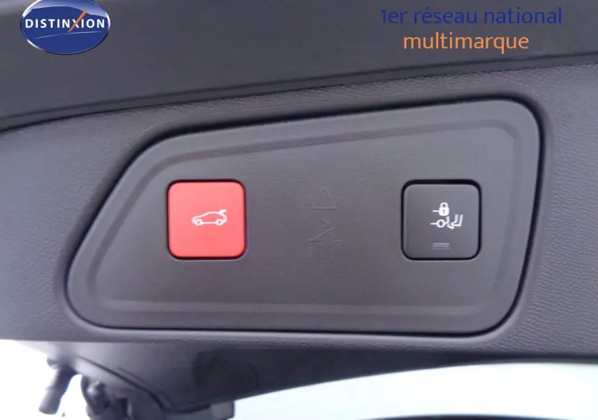 Gros plan sur les boutons d'ouverture et de verrouillage du hayon d'un Peugeot 3008 noir métal 2023.