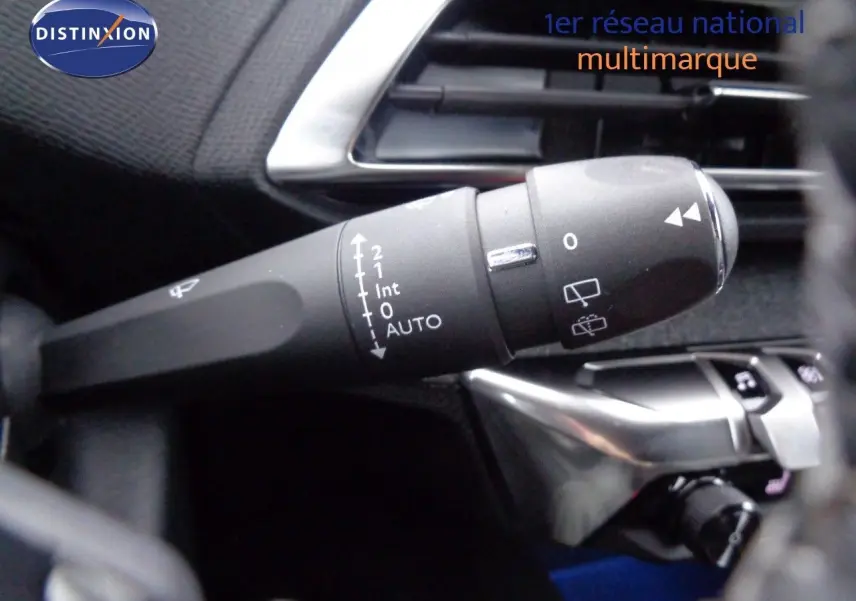 Gros plan sur la commande des essuie-glaces du Peugeot 3008 noir métal, avec détails des réglages visibles.