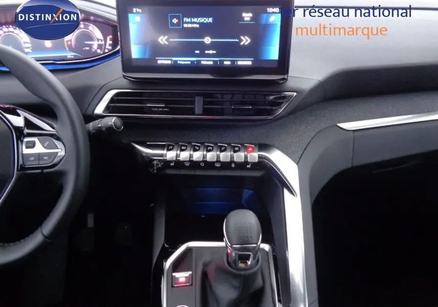 Intérieur du Peugeot 3008 noir métal 2023, vue centrale sur la console avec levier de vitesse manuel et écran tactile.