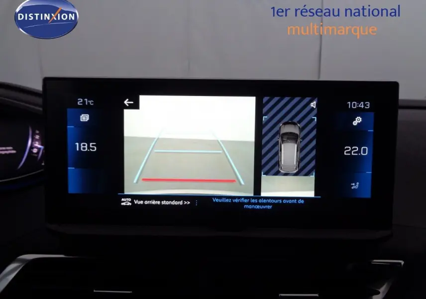 Écran central montrant la caméra de recul et l'affichage de la température intérieure du Peugeot 3008 noir métal 2023.