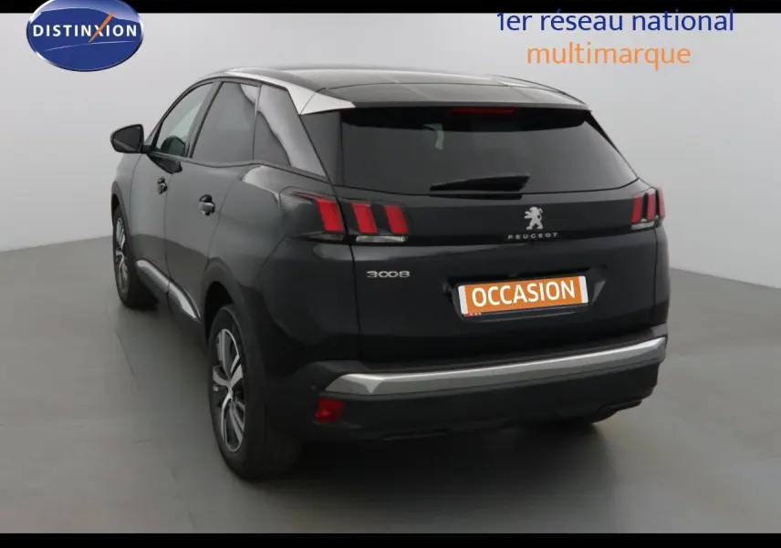 Vue 3/4 arrière droite d'un Peugeot 3008 noir métal 2023 avec feux arrière LED et hayon fermé dans un studio.