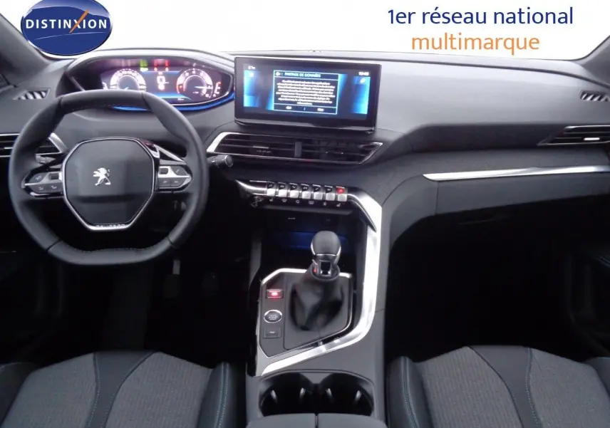 Vue intérieure du tableau de bord et console centrale du Peugeot 3008 noir métal 2023 avec écran tactile et volant compact.
