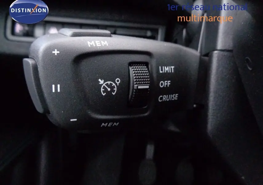 Gros plan sur la commande de régulateur de vitesse du Peugeot 3008 noir métal, version 2023 essence.