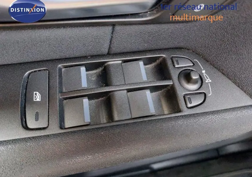 Gros plan sur les commandes de lève-vitres et rétroviseurs côté gauche du Range Rover Evoque blanc 2018.