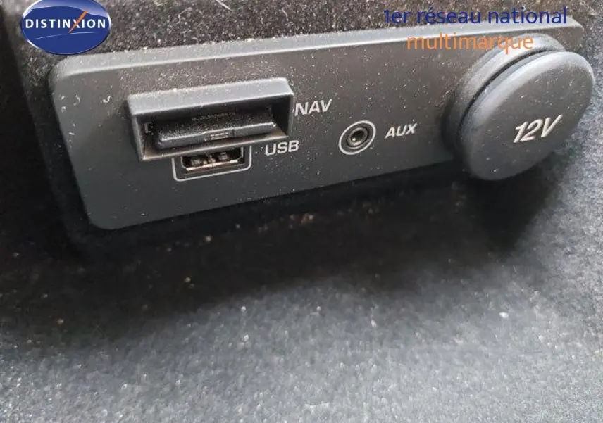 Gros plan sur la prise USB, port AUX et prise 12V du Land Rover Range Rover Evoque blanc de 2018.