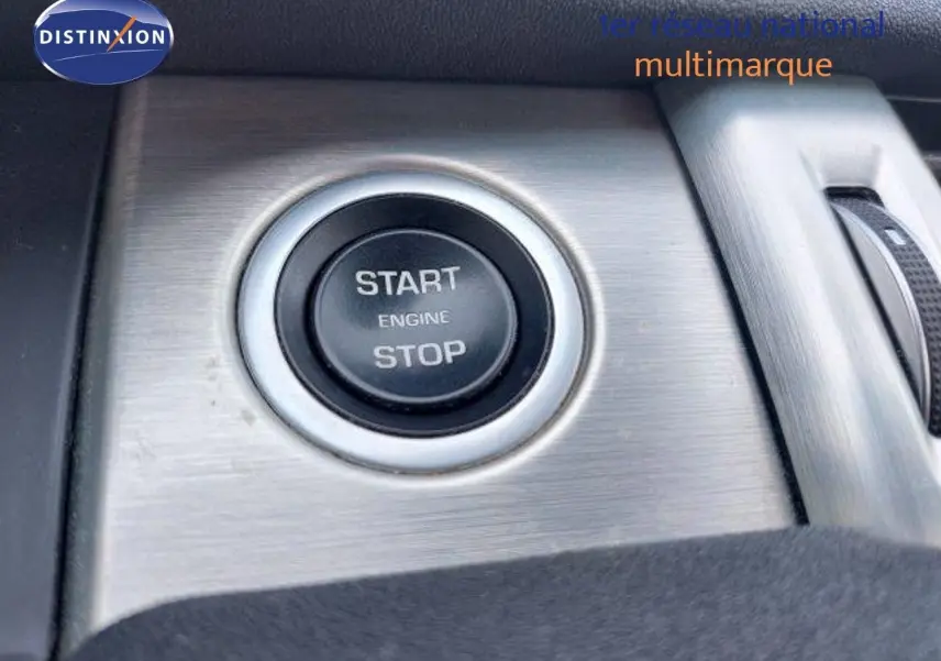 Bouton start/stop moteur en gros plan sur la console intérieure du Range Rover Evoque blanc de 2018.