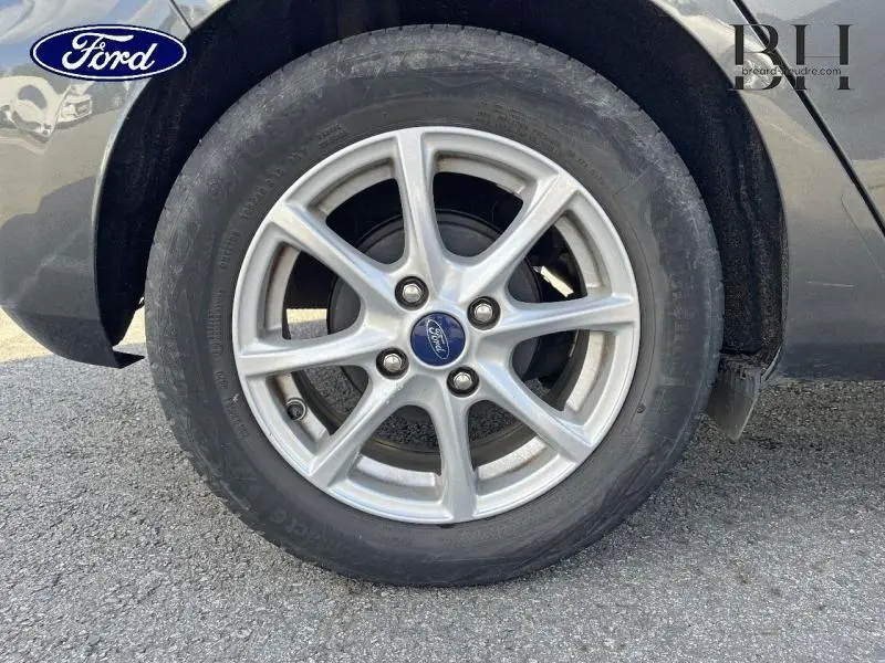 Gros plan sur la jante alu avant droite d'une Ford Fiesta 2021 gris Fashion Magnetic avec logo Ford au centre.