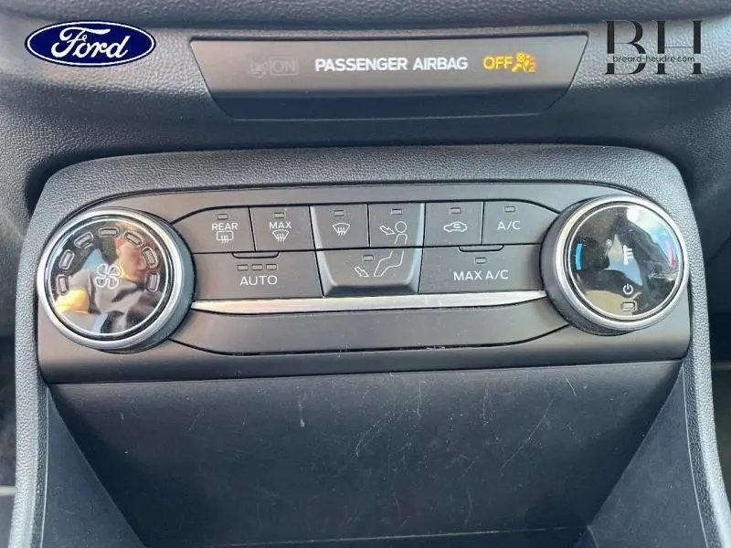 Panneau de commande de climatisation automatique de la Ford Fiesta 2021, boutons noirs avec réglages de ventilation et chauffage.