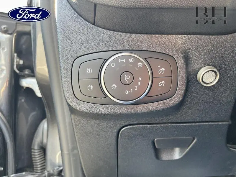 Gros plan sur le panneau de commande des phares de la Ford Fiesta 2021 en Fashion Gris Magnetic, côté gauche intérieur.