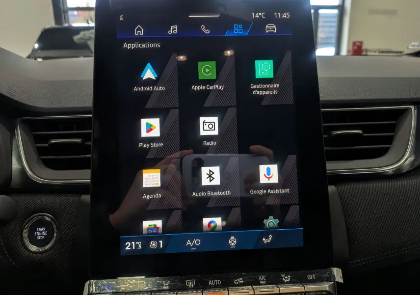 Écran tactile central du tableau de bord du Renault Symbioz gris Cassiopé, affichant les applications connectées.