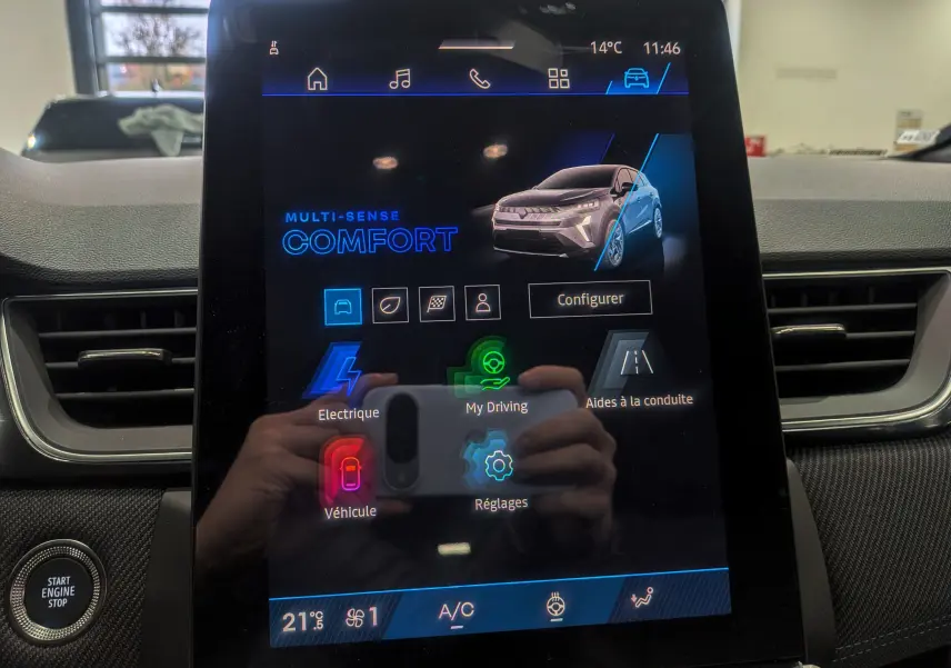 Écran tactile central du Renault Symbioz 2025 affichant le mode confort en hybride essence, intérieur noir moderne.