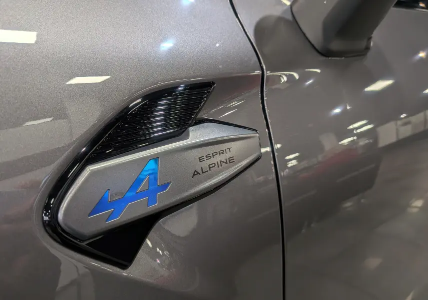 Détail de l'aile avant gauche gris Cassiopé du Renault SYMBIOZ avec logo bleu Esprit Alpine.