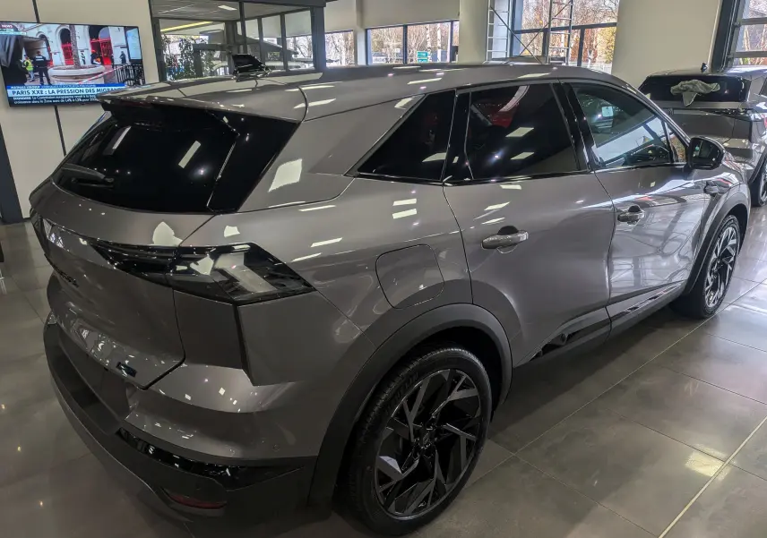 Renault SYMBIOZ gris Cassiopé en vue 3/4 arrière droit, soulignant ses lignes modernes et jantes noires distinctives.