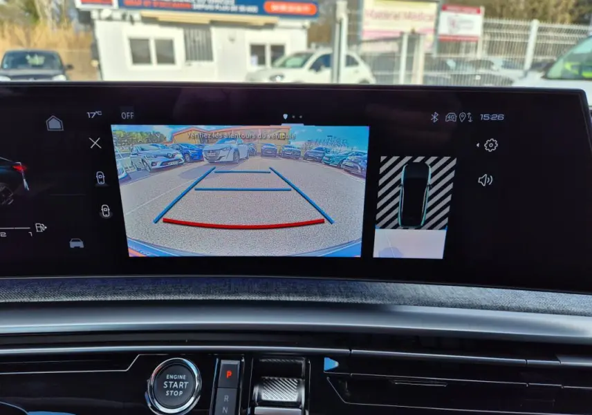 Vue du tableau de bord du Peugeot 3008 Hybrid 136 e-DCS6 GT 2024, écran de caméra de recul et commande de boîte auto.