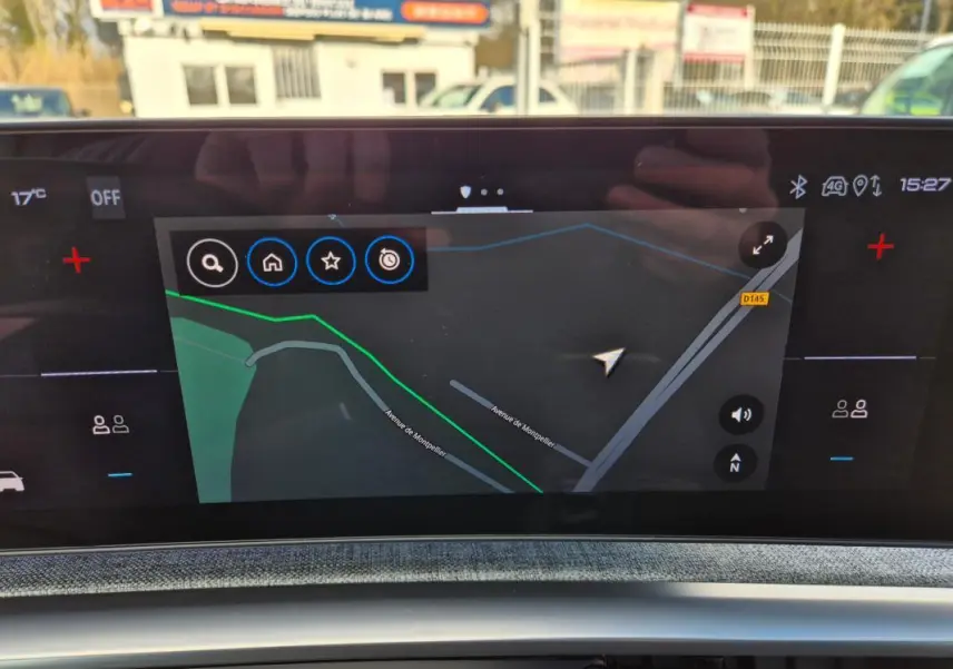 Vue rapprochée du cockpit numérique du Peugeot 3008 Hybrid 136 e-DCS6 GT 2024, affichant la navigation GPS.